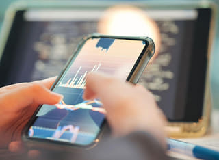 Investor kontrolující transparentní proces výběru a převodu prostředků