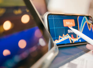 Obchodník na více trzích analyzující Bitcoin, Ethereum a forexové opce